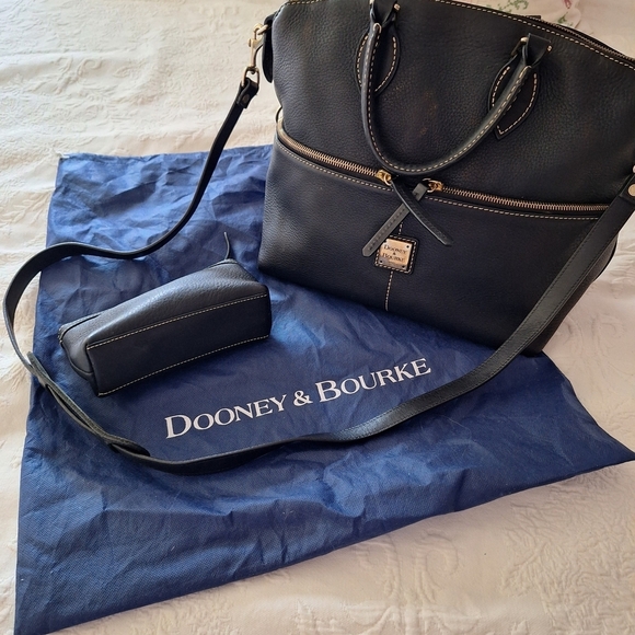 Dooney & Bourke Handbags - Dooney & Bourke Black Leather Shoulder Bag